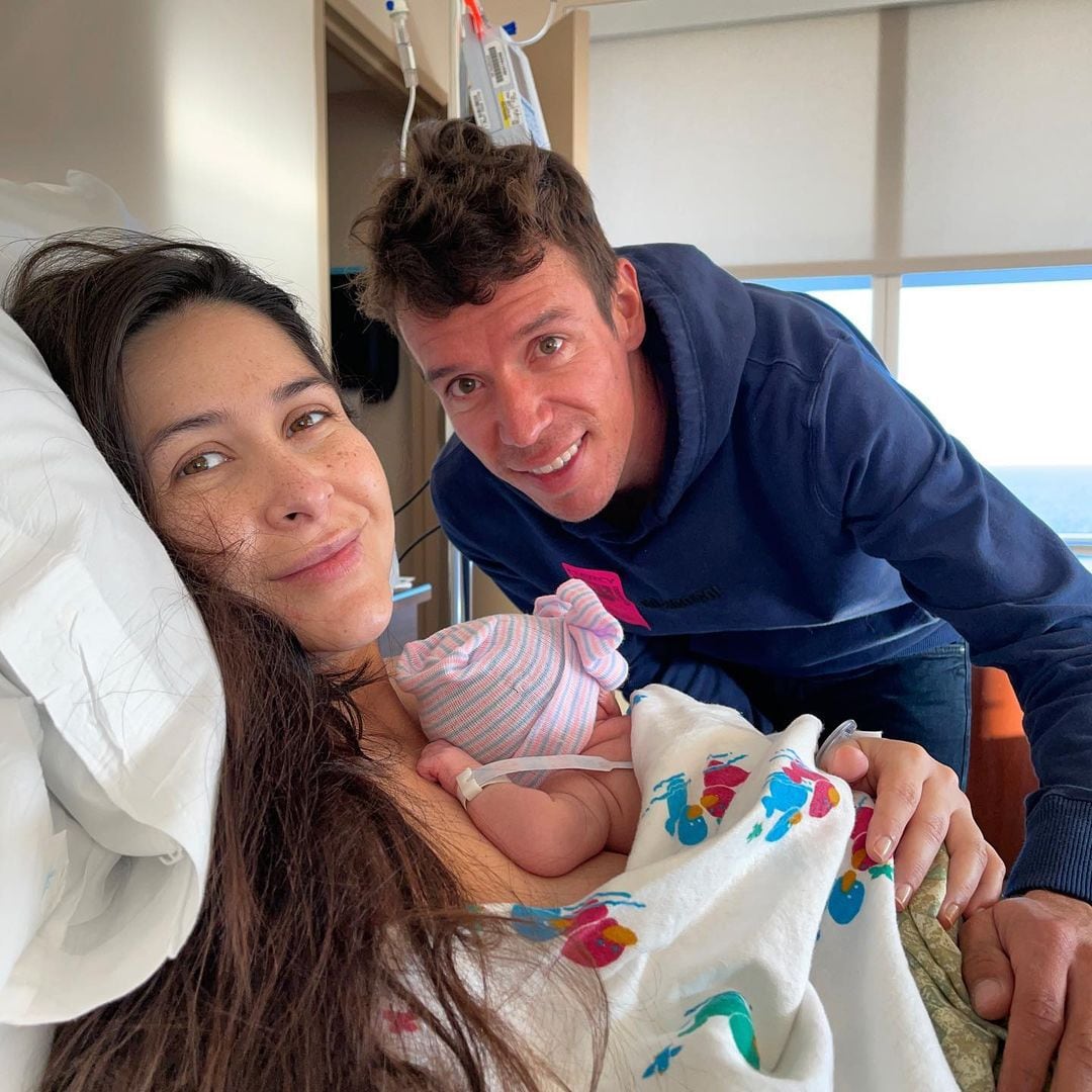 Rigoberto Urán y Michelle Durango posaron junto a su hija el día de su nacimiento