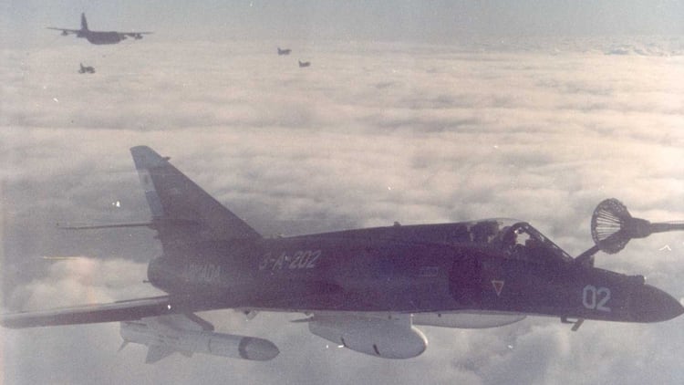 30 de mayo de 1982: el SUE de Francisco con el misil AM 39 se reabastece mientras los 4 SkyhawkÂ se alternan de dos para cargar combustible.