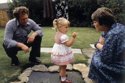 Louise Brown en 1981, a los tres años, con sus padres John y Lesley Brown