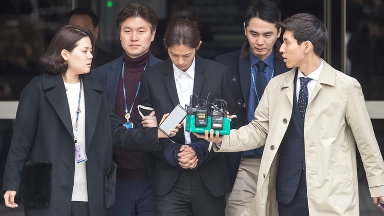 Jung Joon-young fue esposado y escoltado a una comisaría en Seúl Foto: EFE.