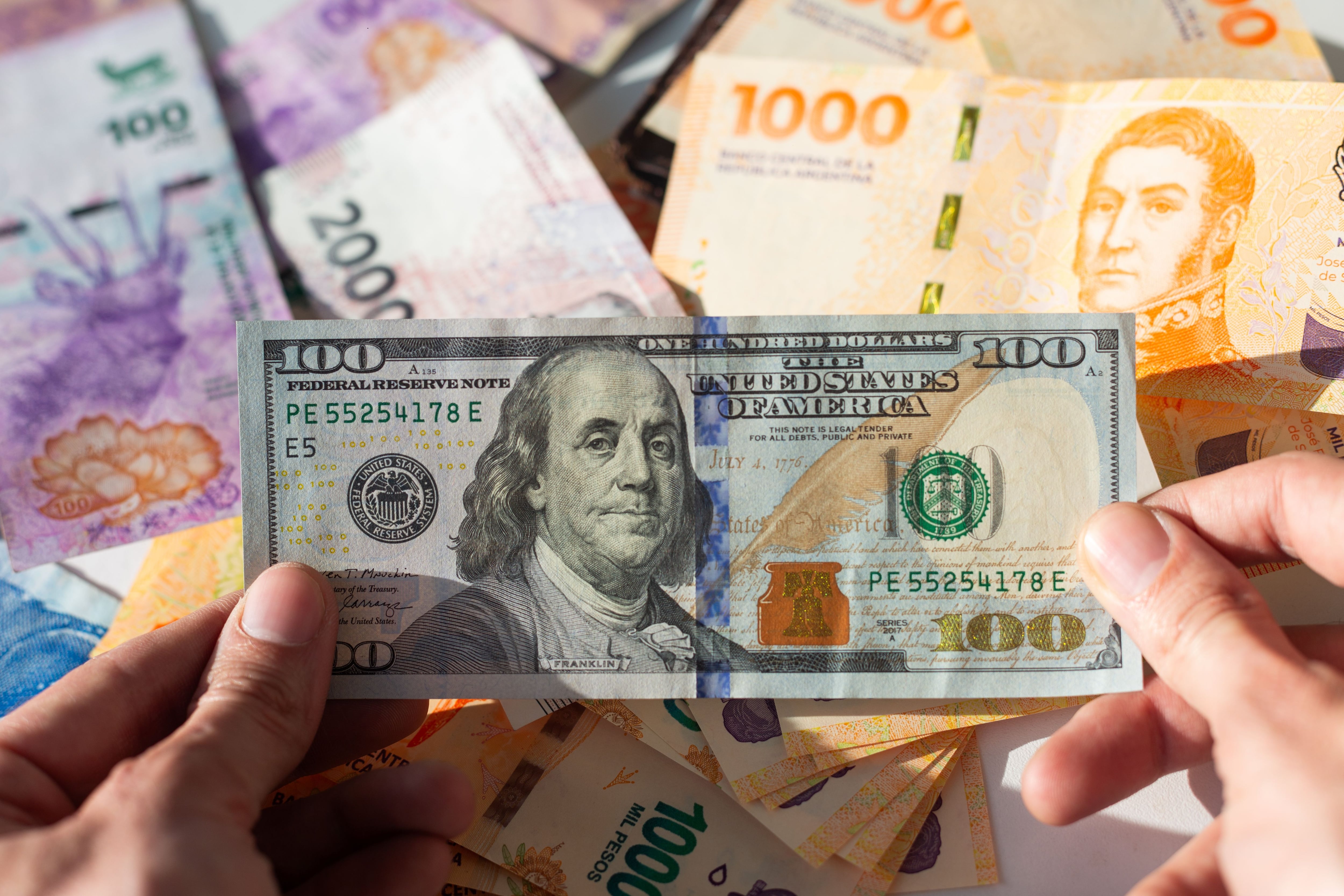 El dólar libre escaló más de 5% en el día: los 4 motivos de la suba