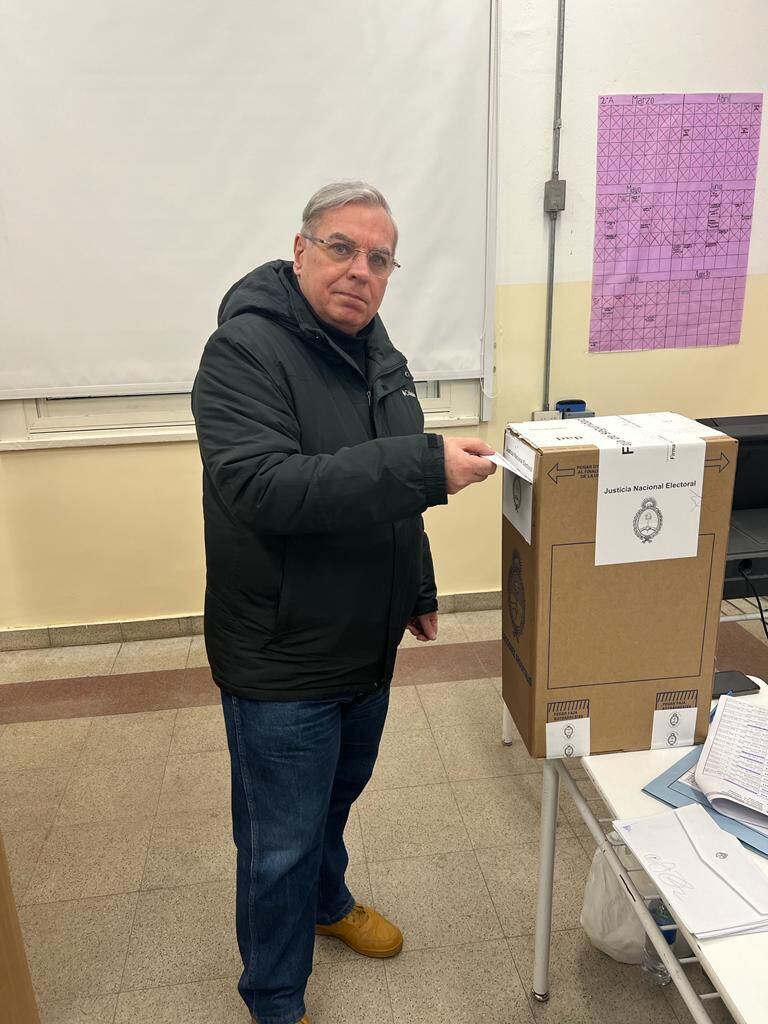 Carlos Monti cumplió con su deber cívico en la Escuela Técnica de Jardinería Cristóbal M. Hicken (Foto: Teleshow)