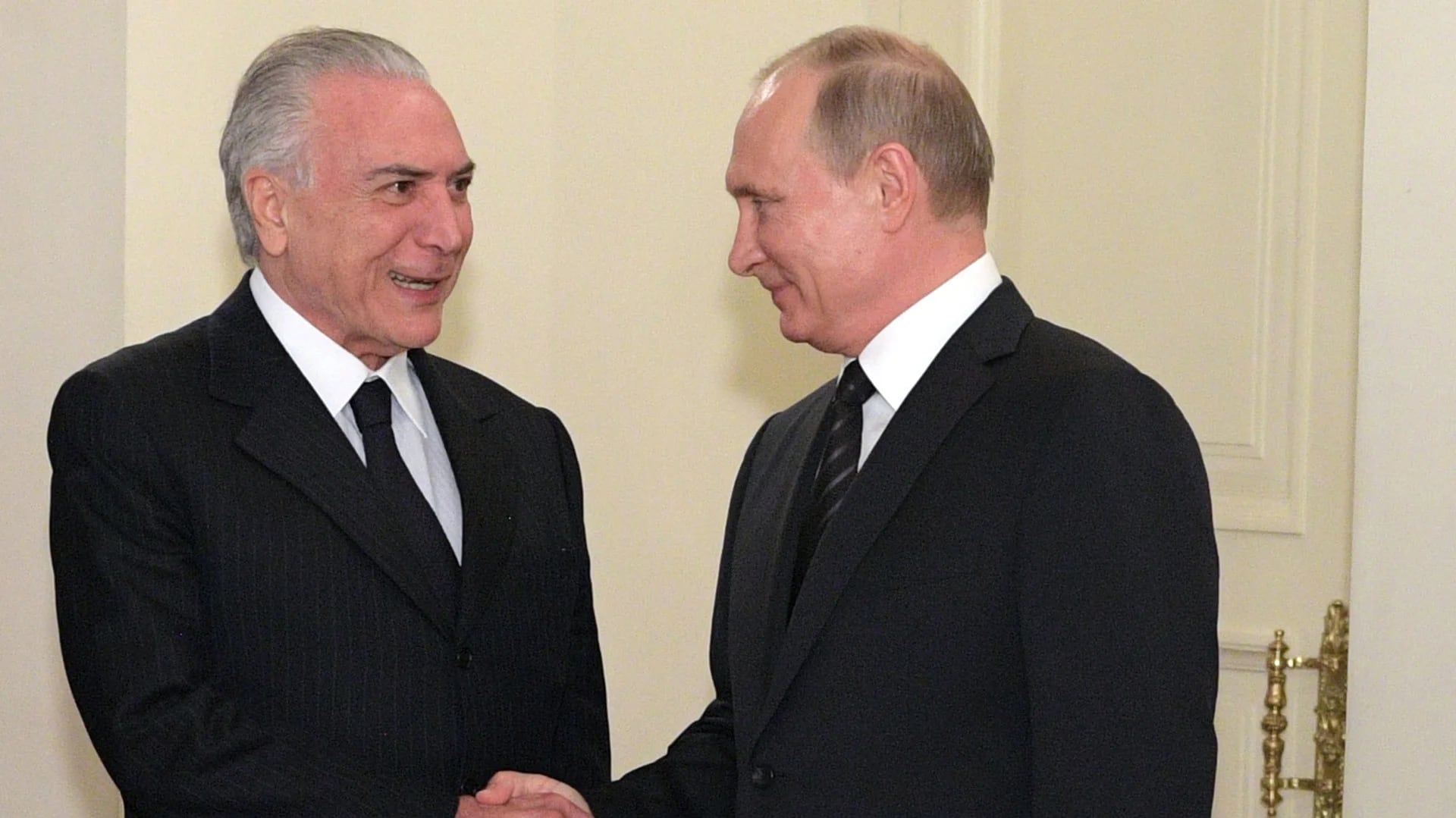 Michel Temer saluda a Vladimir Putin (AFP)