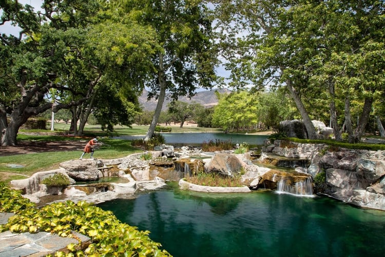 Sycamore Valley Ranch está asegurado por un portón, y un largo y pintoresco camino atraviesa los terrenos de la propiedad que llevan a los visitantes a varios puntos de interés (Suzanne Perkins)