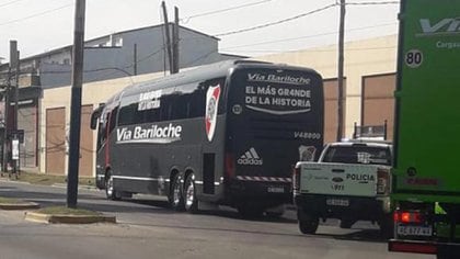 El bus que llevará al plantel de River del Monumental a La Bombonera