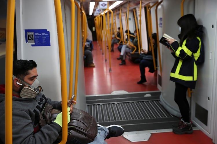 Un hombre con mascarilla contra el coronavirus en el metro de Madrid (REUTERS/Susana Vera)