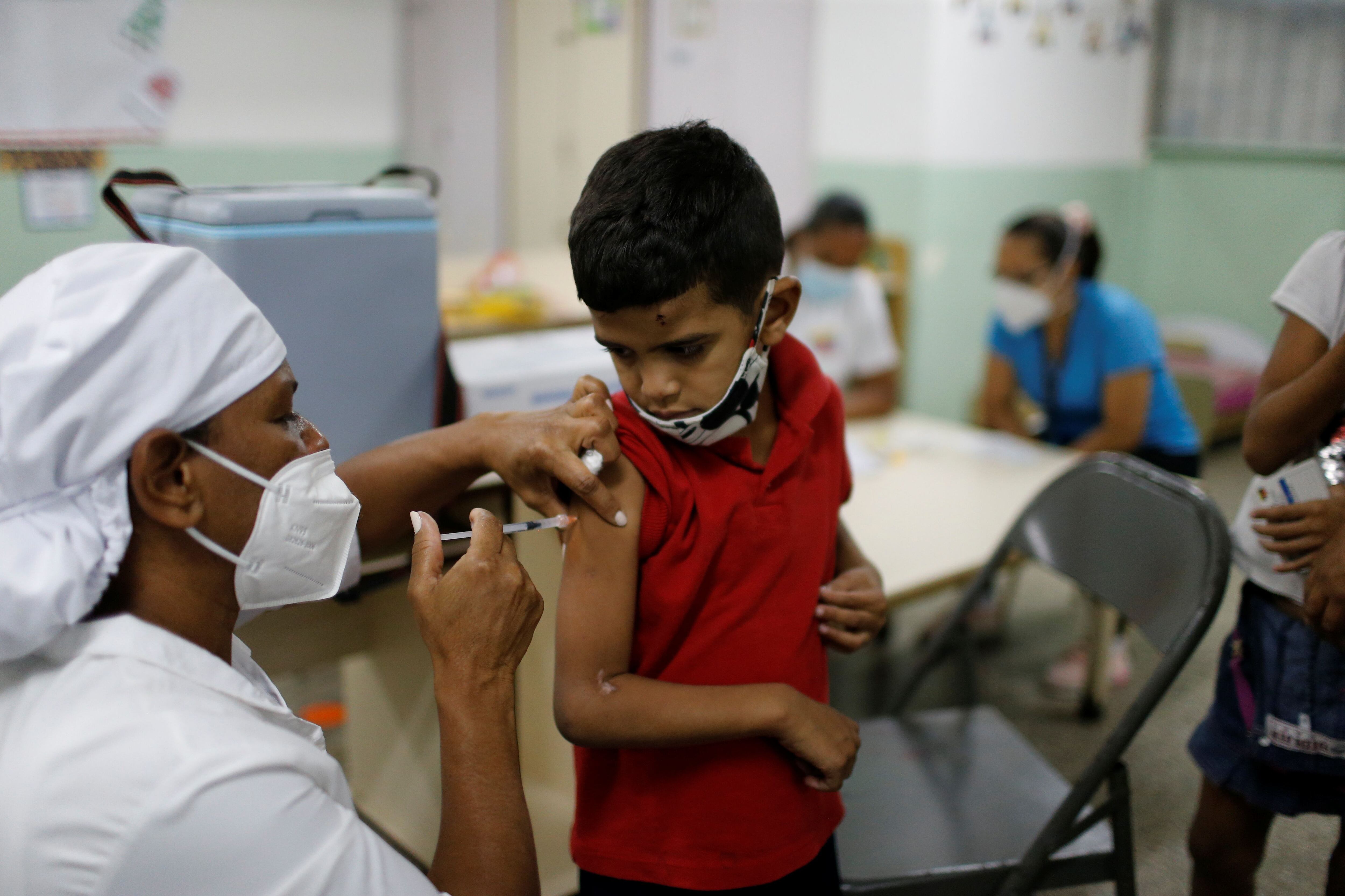 Las pruebas sugieren que la variante Ómicron puede tener más probabilidades de infectar a las personas vacunadas que las variantes anteriores del virus (REUTERS/Leonardo Fernandez Viloria)