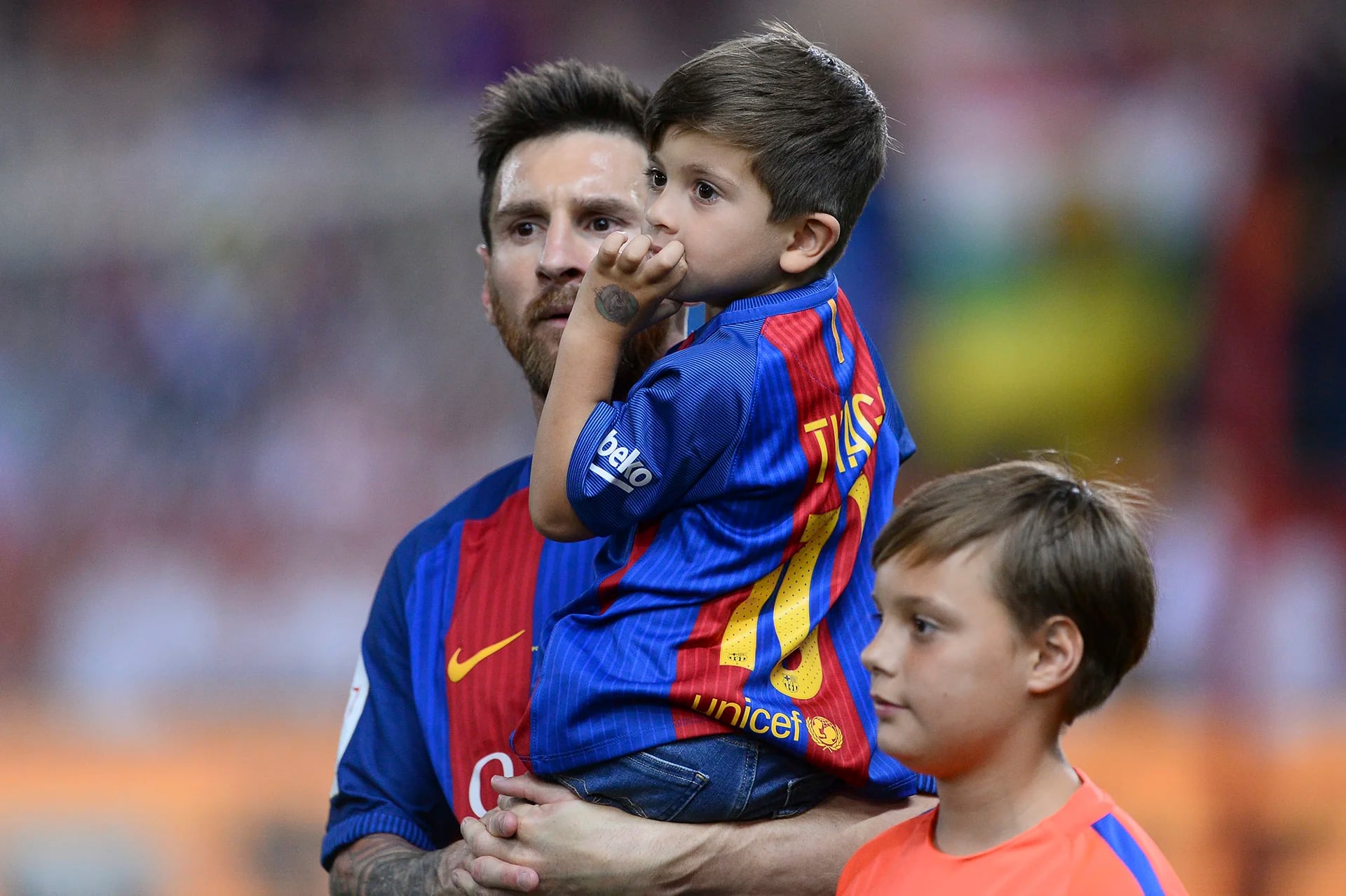 ¿Qué miran Lionel y Thiago Messi? Buscan a Antonella y Mateo, que se acercan para saludar al genio del fútbol que acaba de ganar un nuevo título con el Barcelona