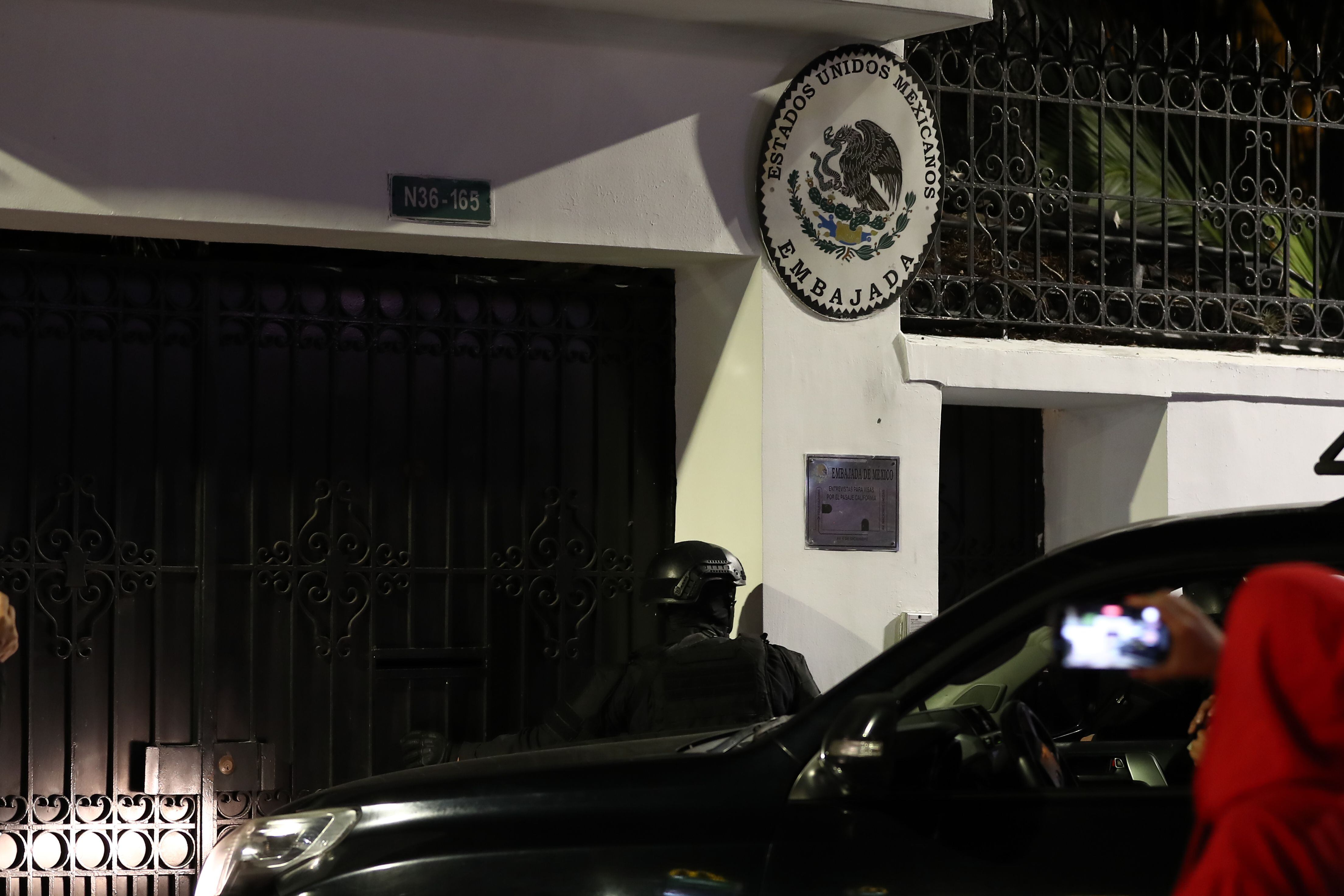 Integrantes de un cuerpo élite de la Policía ecuatoriana irrumpen en la Embajada de México para detener al exvicepresidente Jorge Glas, condenado por corrupción, y a quien se le fue negado el asilo político, este viernes en Quito (Ecuador). EFE/ José Jácome