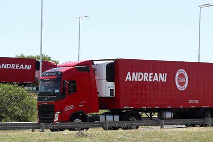 Camiones refrigerados cargan las dosis recibidas en Ezeiza. REUTERS/Agustin Marcarian