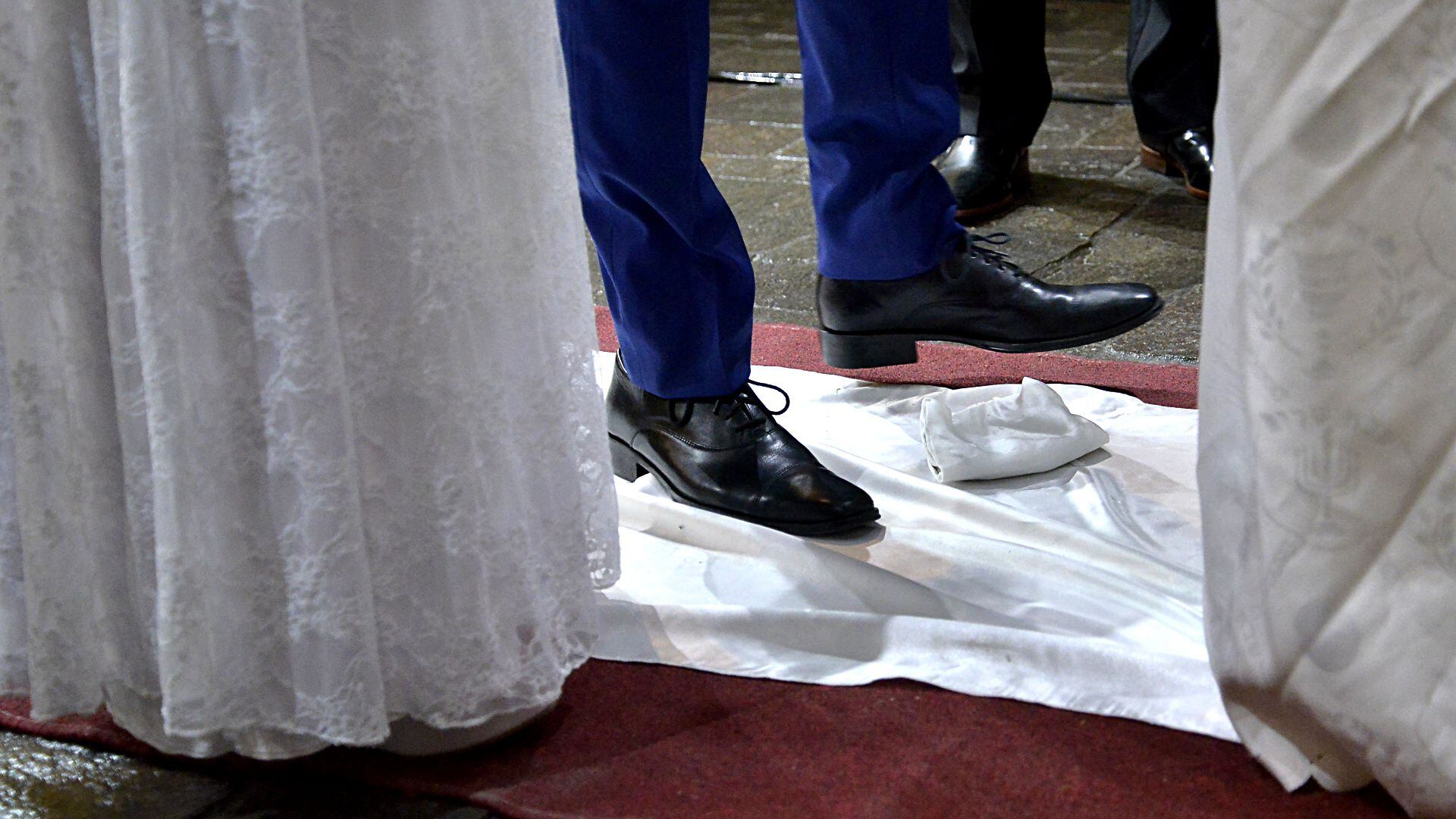 El momento en que Nicolás rompió la tradicional copa, al final de la boda