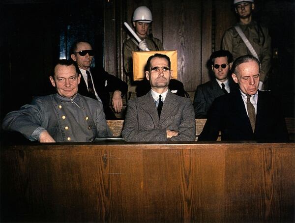 En el centro, Rudolph Hess, durante su juicio que lo sentenció a prisión perpetua. Murió en la prisión de Spandau, rodeado de teorías conspirativas