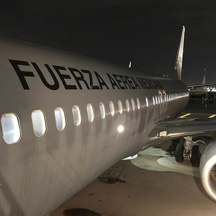 El avión en el que son trasladadas las cenizas de José José (Foto: Twitter @ssalga)