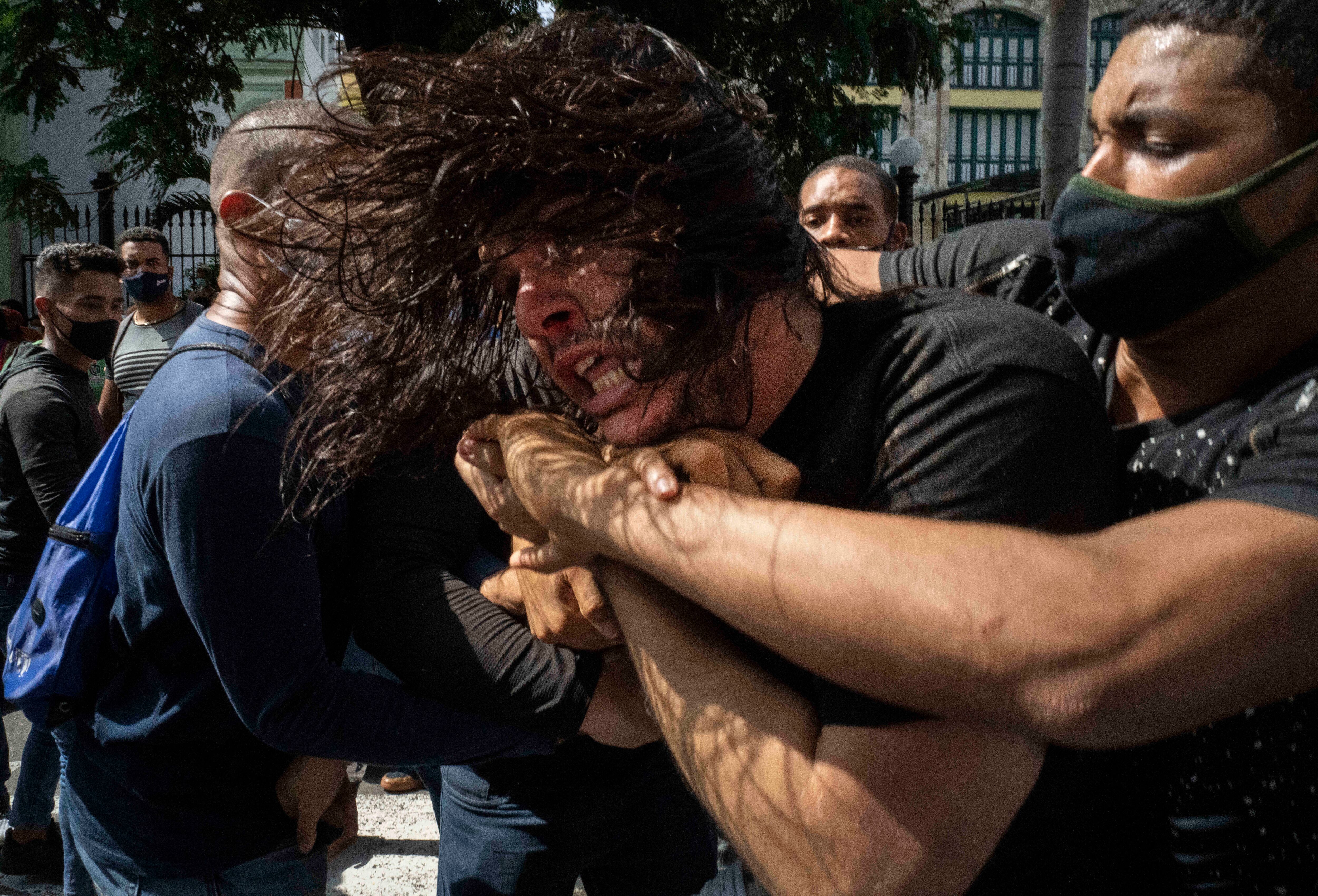 ARCHIVO - Policía encubierto detiene a un manifestante de oposición al gobierno en una protesta contra el desabastecimiento de alimentos y el alto precio de productos alimenticios, en La Habana, Cuba, el 11 de julio de 2021. (AP Foto/Ramón Espinosa, Archivo)