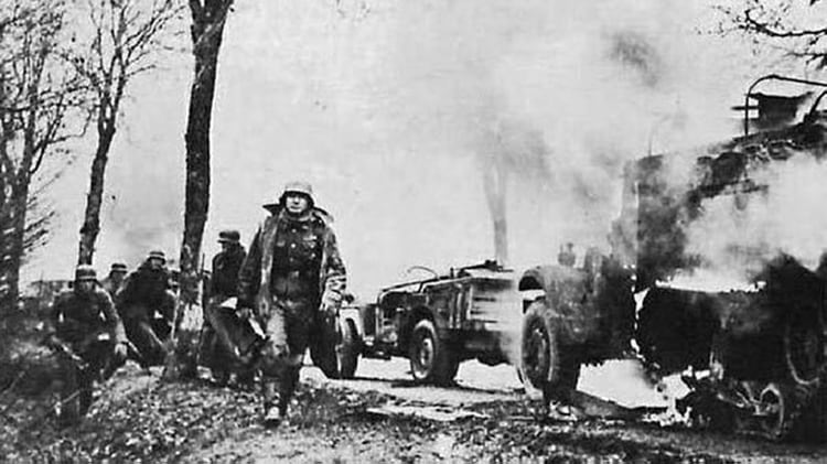 Tropas alemanas luego de emboscar a una columna blindada estadounidense durante a Batalla de las Ardenas (Archivo)