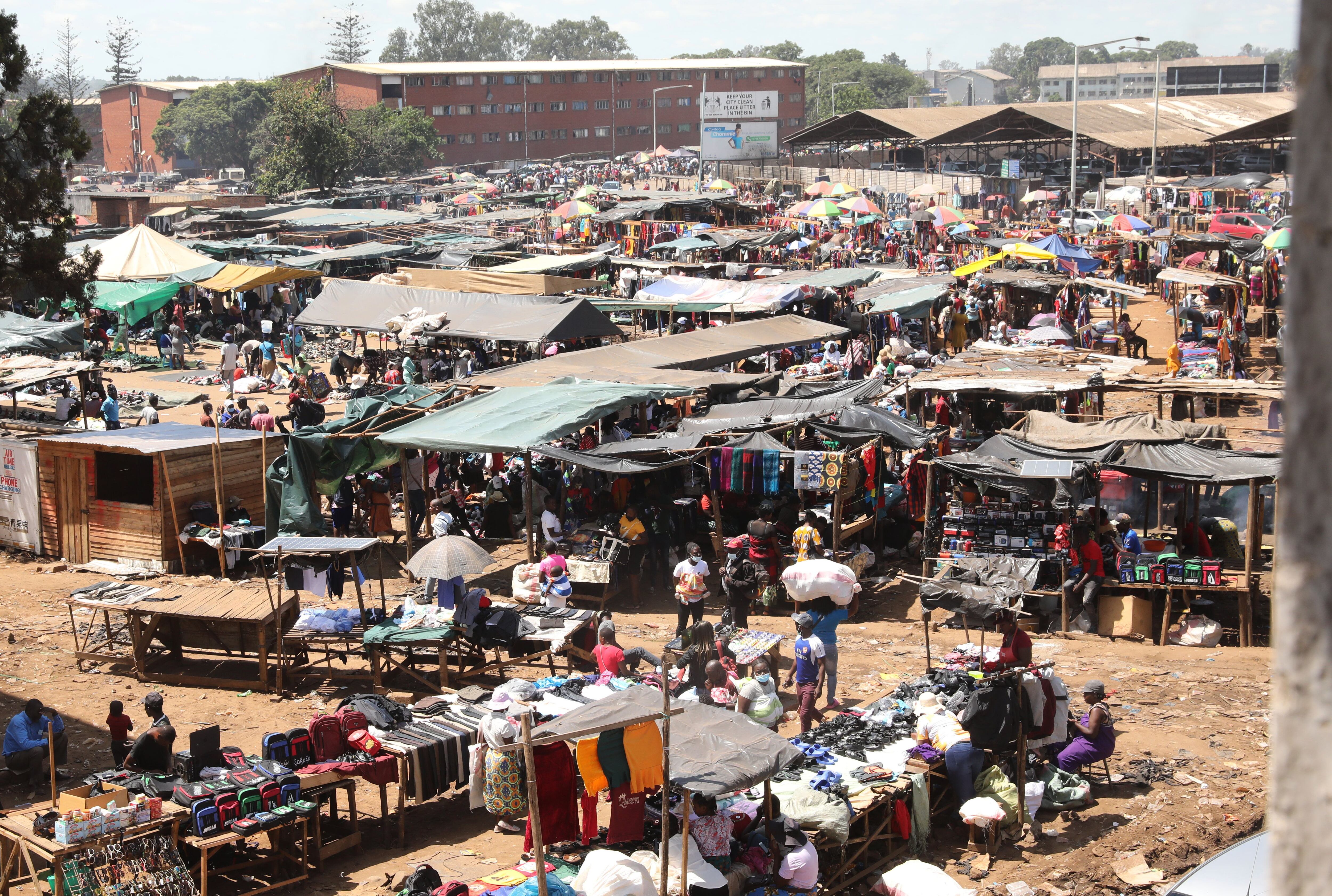 Imágenes de una feria en Zimbabue, que en 2022 había encabezado el ranking de "miseria económica" (Europa Press)