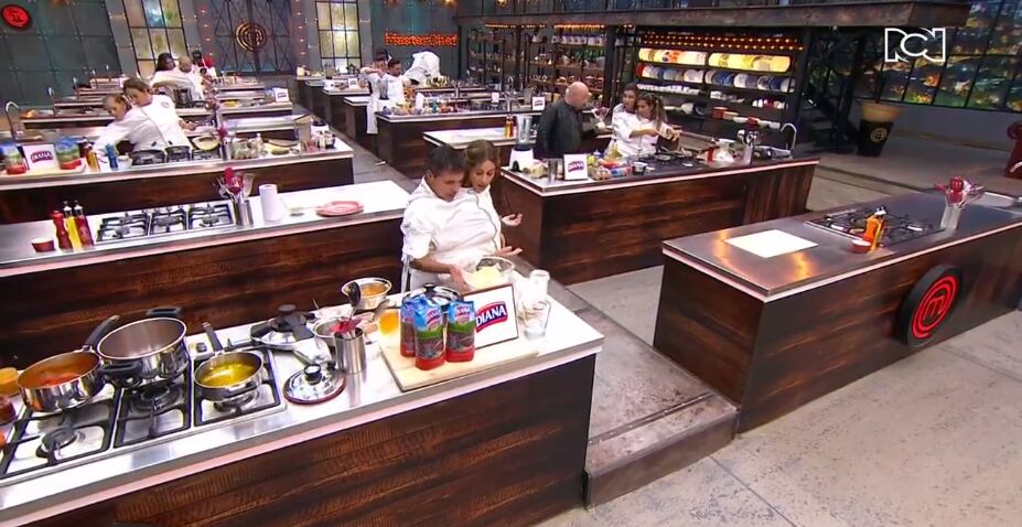 O teste da caixa misteriosa foi emoldurado pelos casais unidos por um 'camisa de força'