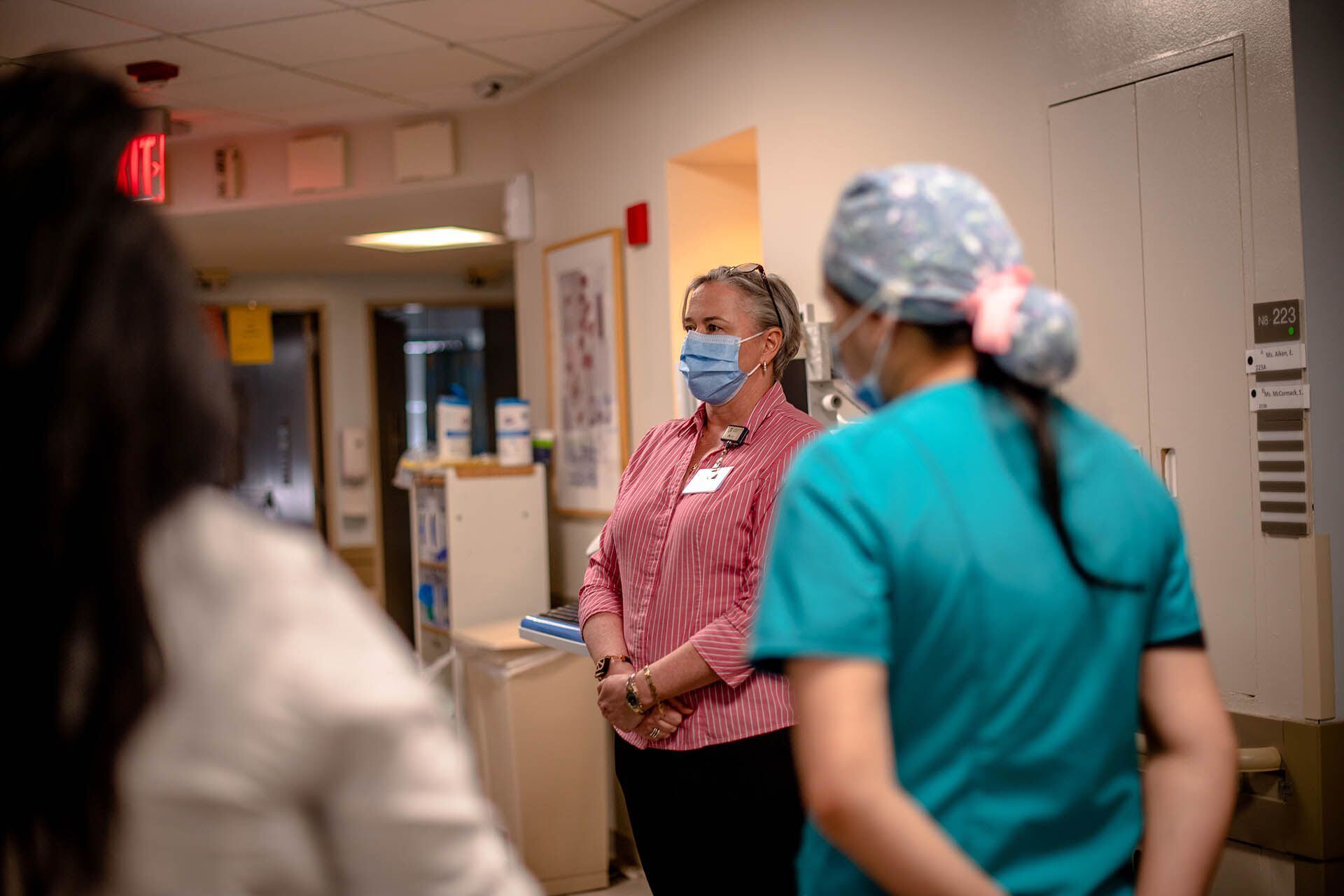 La enfermera Clair Lunt habla con su personal sobre la capacidad de la IA para predecir posibles caídas de los pacientes ( Hilary Swift para The Washington Post)