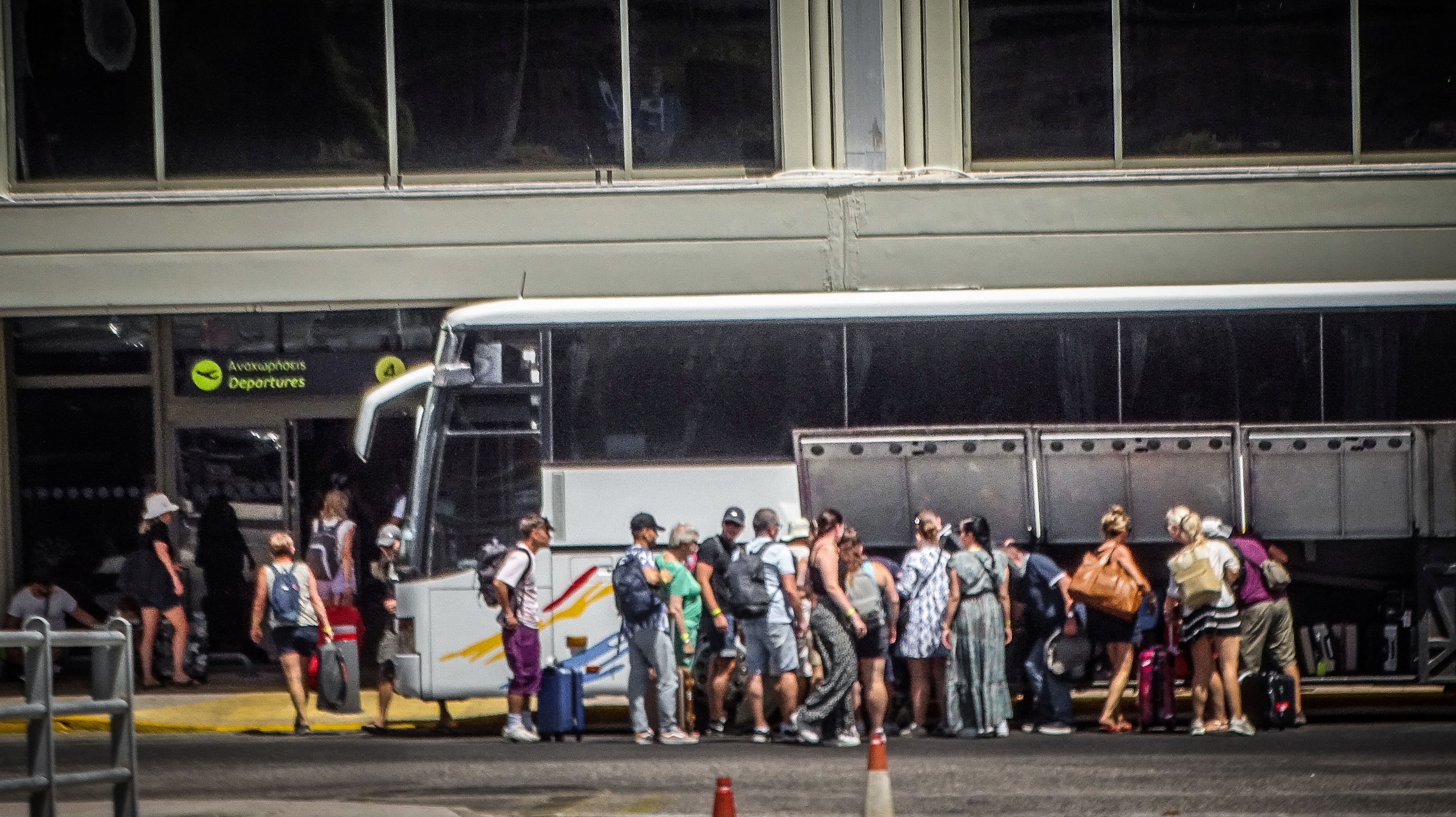 Los buses que llevan a los turistas a los aeropuertos