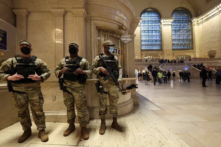Miembros de la Guardia Nacional vigila la estación Grand Central Terminal en Manhattan (Reuters)
