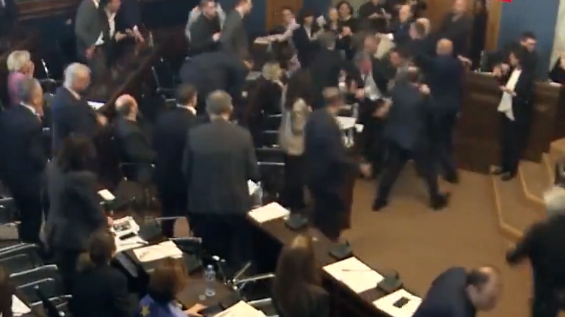 Pelea a golpes en el parlamento de Georgia
