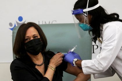 En diciembre Kamala Harris recibió delante de las cámaras de televisión la vacuna contra el COVID-19 de Moderna REUTERS/Leah Millis 