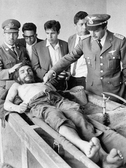 A la izquierda del cadáver del Che Guevara en el lavadero del hospital de Vallegrande, el Coronel Quintanillas