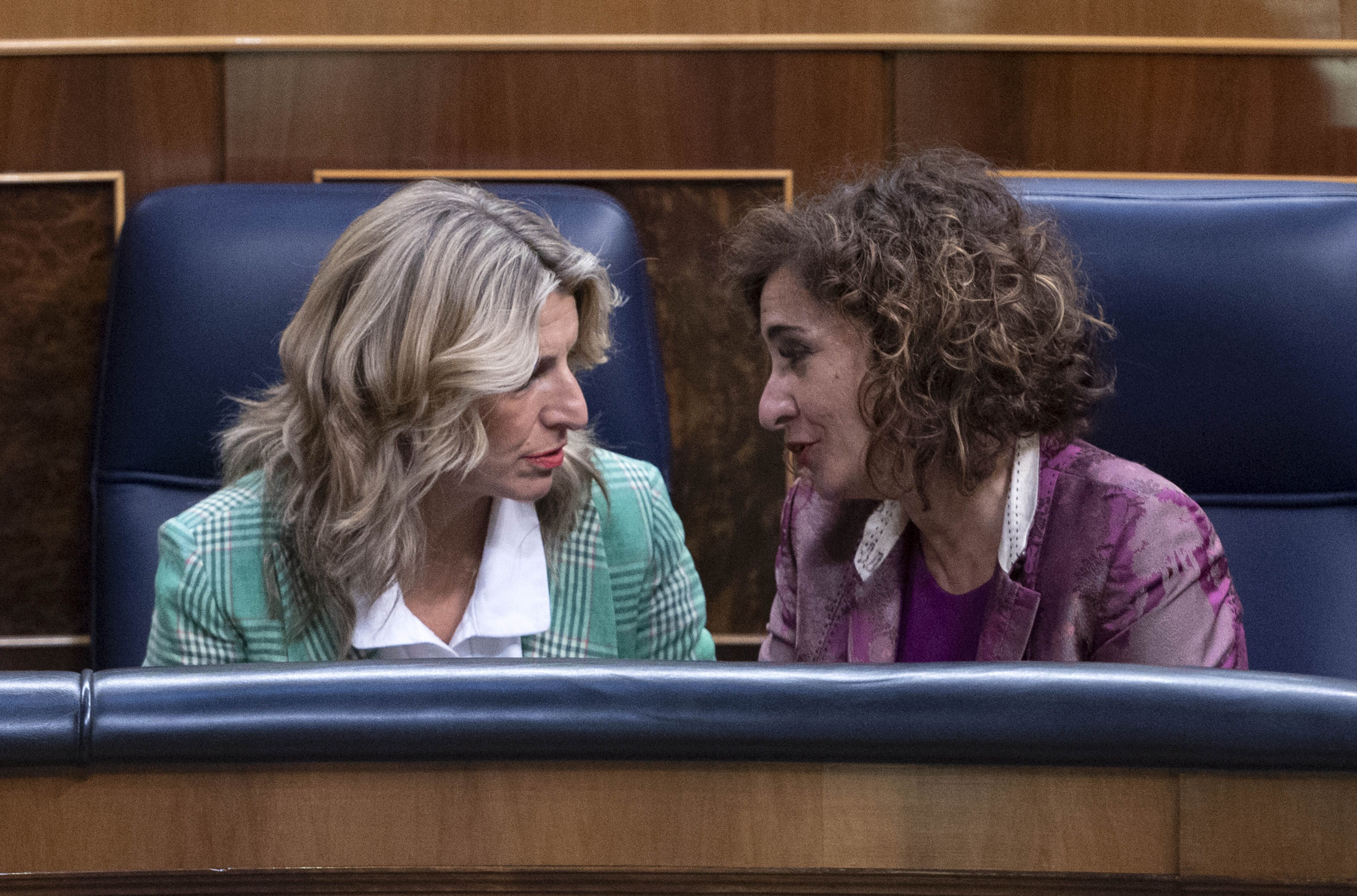 Las vicepresidentas segunda, Yolanda Díaz, y cuarta, María Jesús Montero, en el Congreso. (Alberto Ortega / Europa Press)