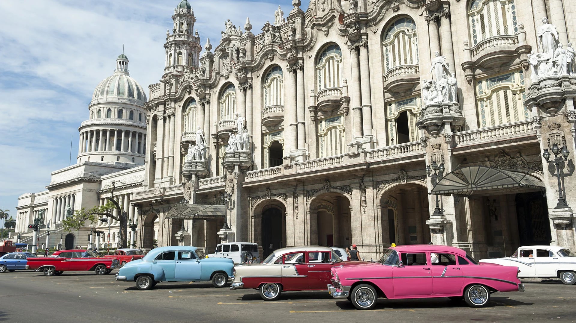 Sus coches clásicos antiguos de brillantes colores hacen de La Habana un lugar digno de ser maravilla