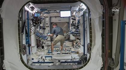 Preparativos de Chris Cassidy, actual comandante de la Estación Espacial Internacional, para recibir a los astronautas de la nave de SpaceX mientras se acopla