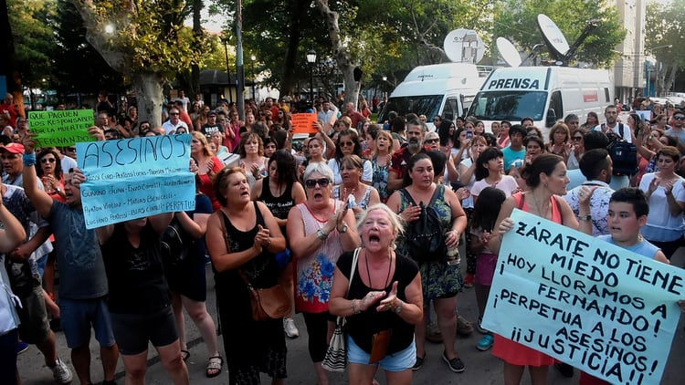 Este viernes se organizó una masiva manifestación en la ciudad de Zárate, de donde son oriundos los detenidos (Nicolás Stulberg)