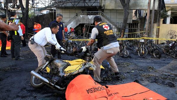 Tareas de rescate de víctimas del cuerpo de emergencia tras los atentados terroristas en Indonesia (Reuters)
