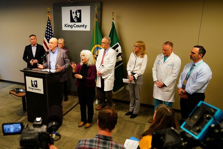 Autoridades médicas estadounidenses en Seattle (Reuters)