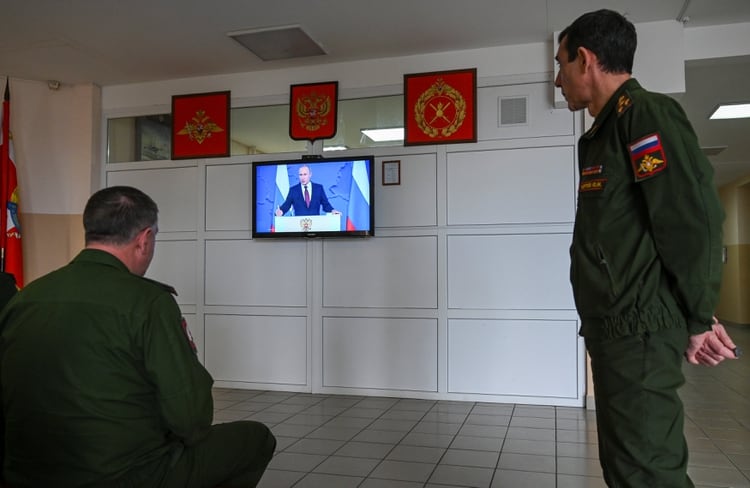 Oficiales escuchan el mensaje presidencial (Reuters/ Sergey Pivovarov)