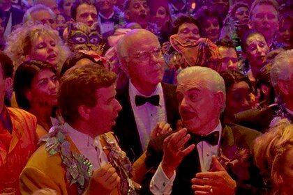 En Batman y Robin, de 1997, Leahy es uno de los invitados a la fiesta que es blanco de un ataque de Hiedra Venenosa (Captura de video)