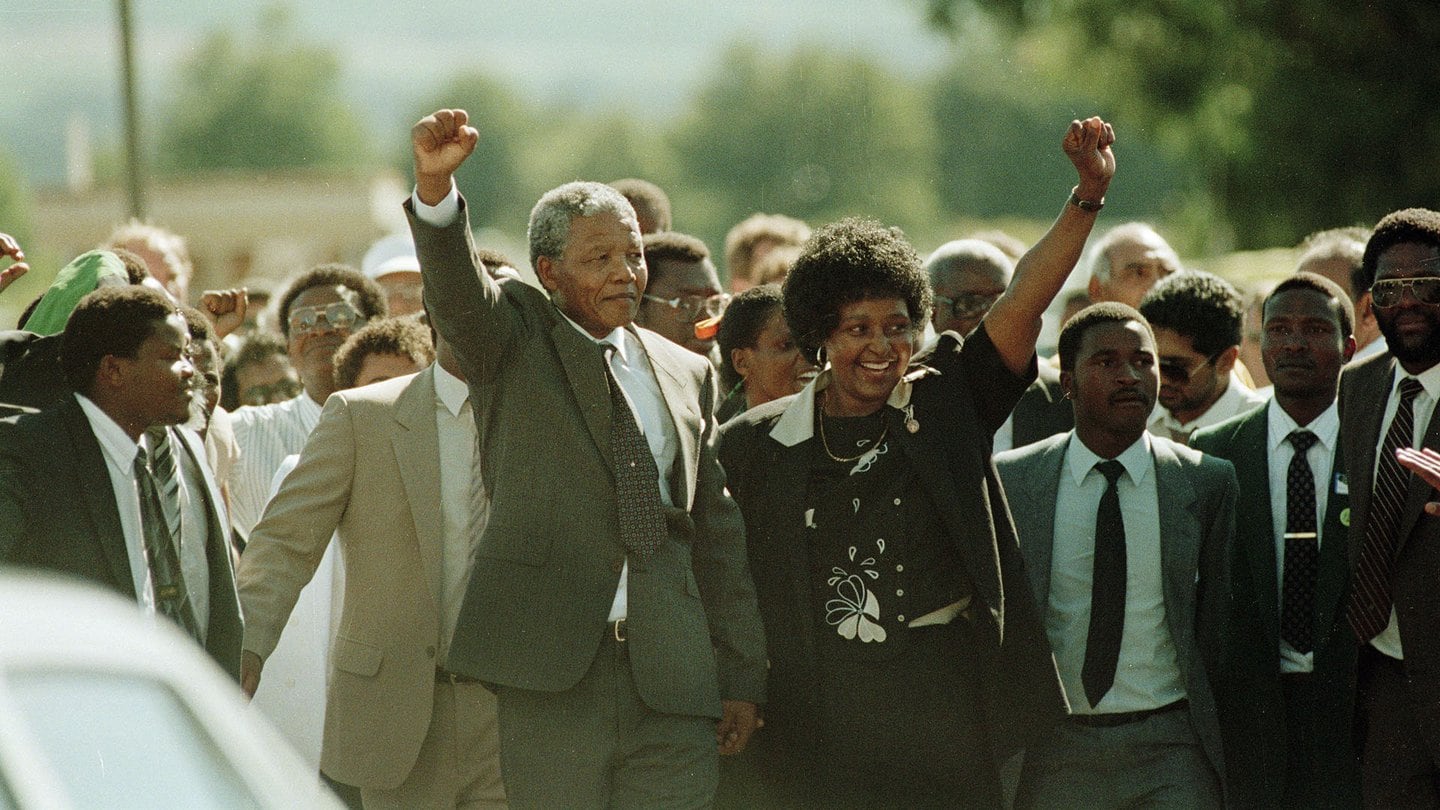 Foto de archivo de Nelson Mandela junto a su esposa, Winnie Mandela, el día que salió de la prisión de Victor Verster en Ciudad del Cabo luego de 27 años de cautiverio, el 11 de febrero de 1990 (Foto: Gallo Images/Shutterstock)