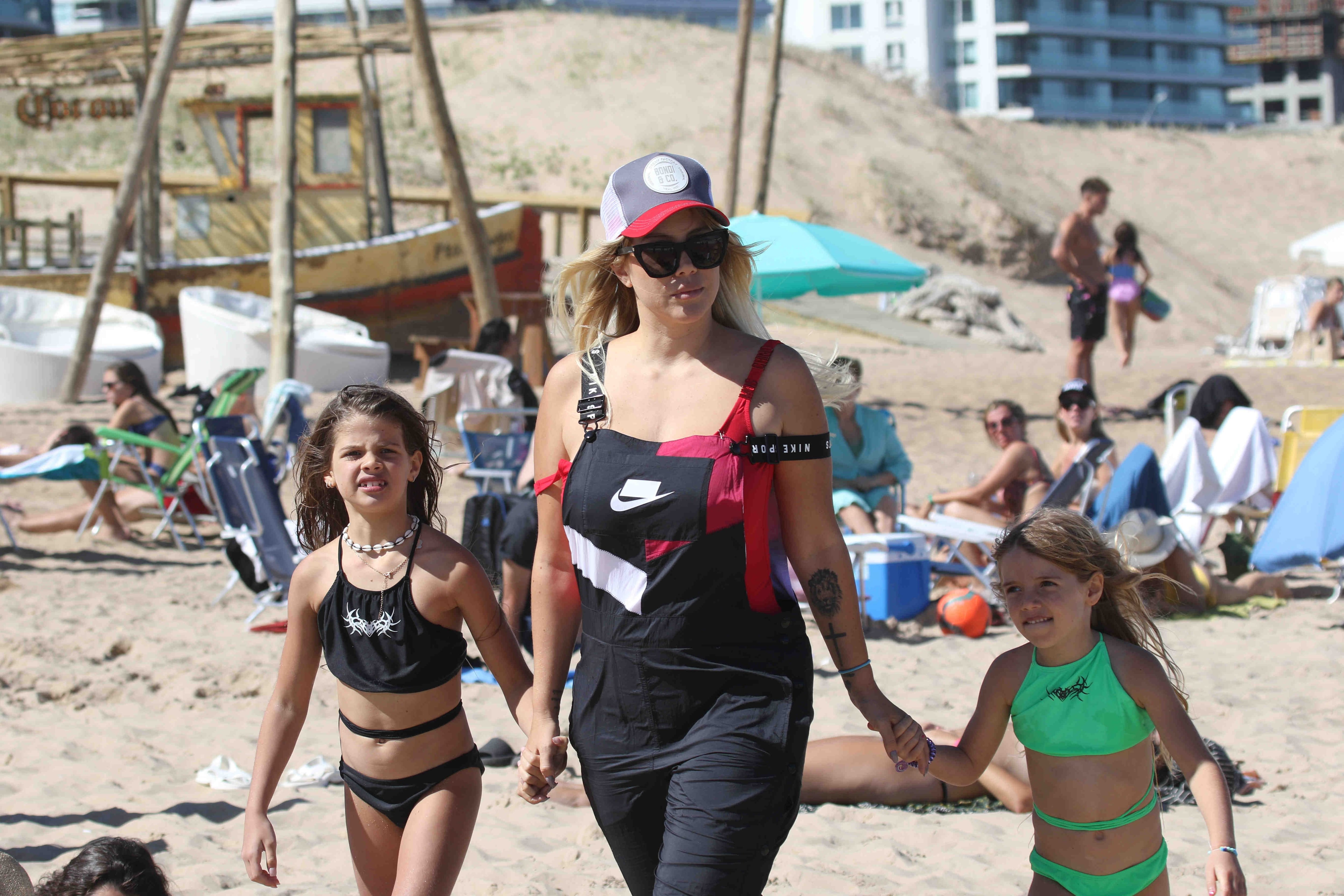 Wanda Nara con sus hijas recorrieron la playa (Crédito: RS Fotos) 