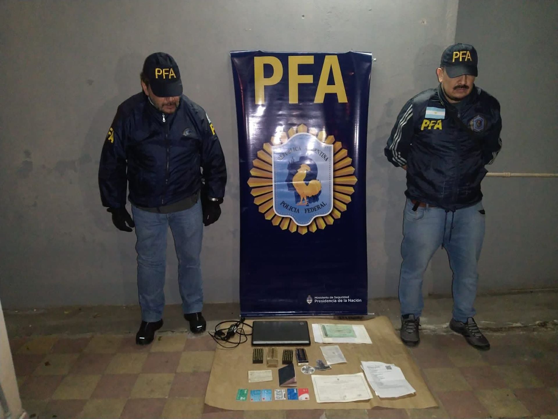 Los objetos encontrados en el allanamiento a Fernando Sabag Montiel