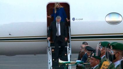 Cerca de las 6:50 de la mañana hora local, el presidente y la primera dama descendieron de la aeronave en el aeropuerto internacional Benito Juárez