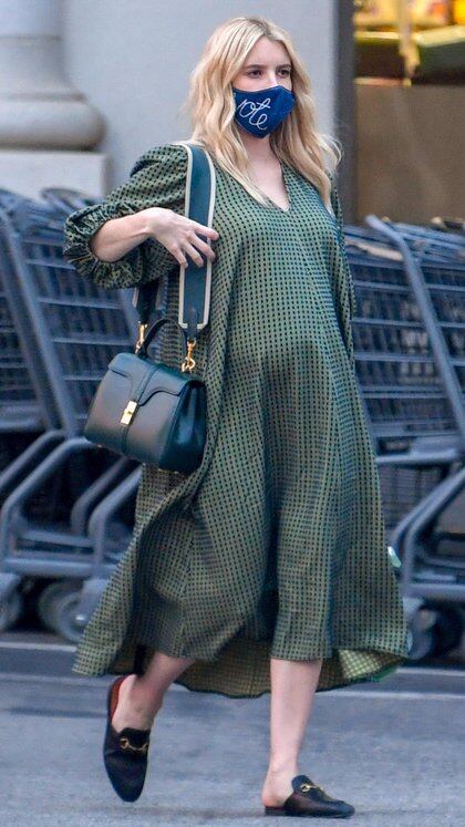 Emma Roberts y Garrett Hedlund, estuvieron de compras en Los Ángeles. La actriz de 29 años está embarazada esperando su primer hijo junto a su pareja. Meses después de anunciar su embarazo, la sobrina de Julia Roberts confirmó que será madre de un varón