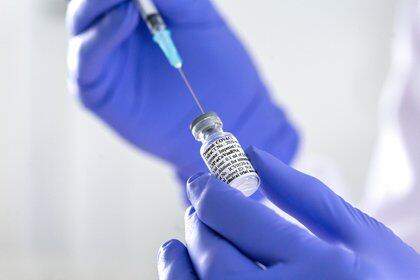 Si la FDA autorizara una vacuna sin que se termine la fase 3 del ensayo, por su correlación de protección, se permitiría el uso sobre la base de un beneficio previsto, no comprobado. (Imperial College London/Thomas Angus/via REUTERS)