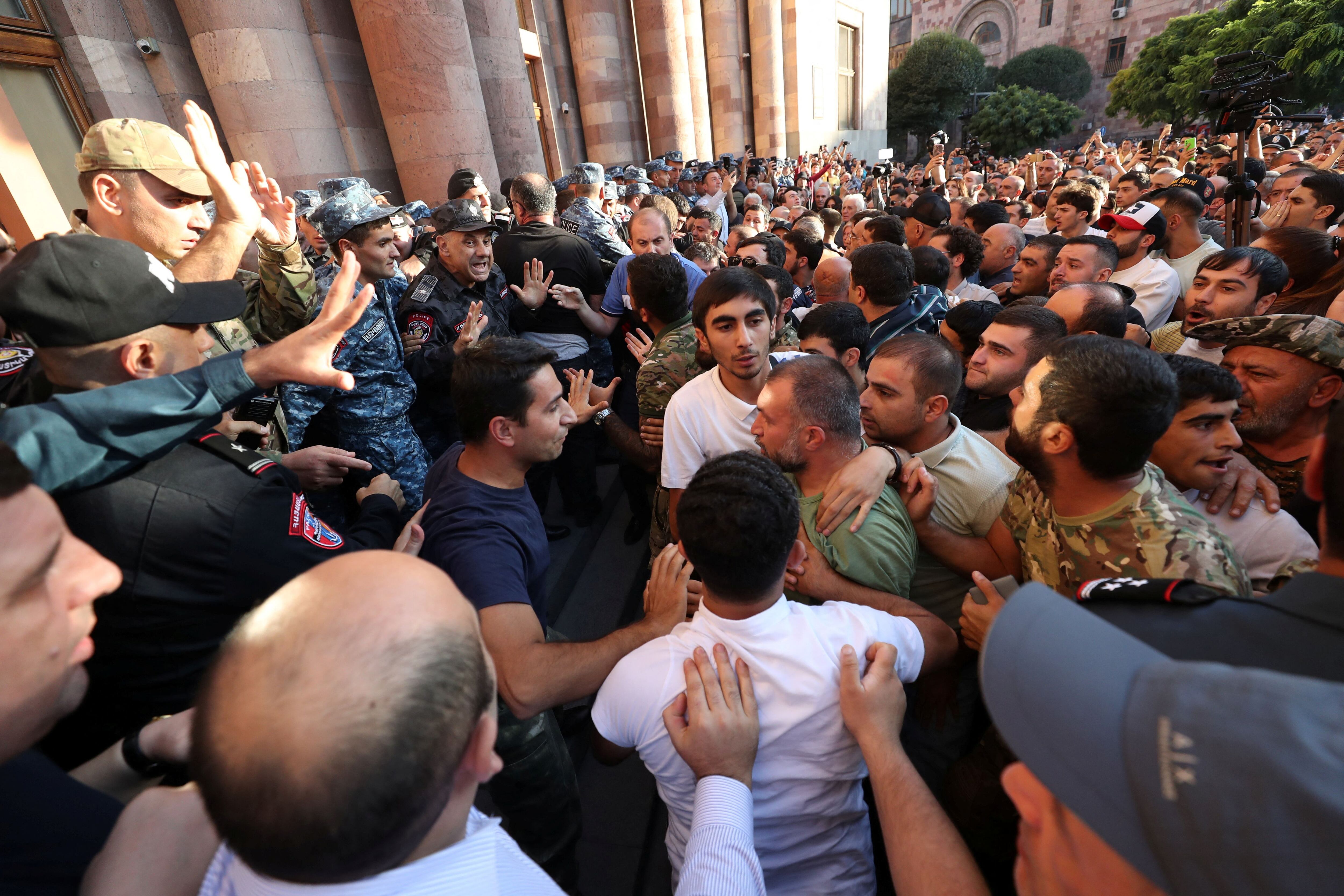 Varios manifestantes armenios intentaron irrumpir en la sede de Gobierno (Vahram Baghdasaryan/Photolure via REUTERS)