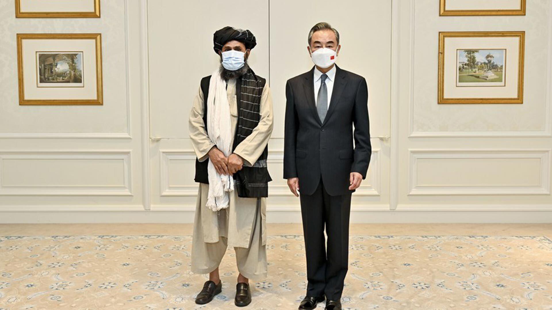Reunión del canciller chino con los talibanes