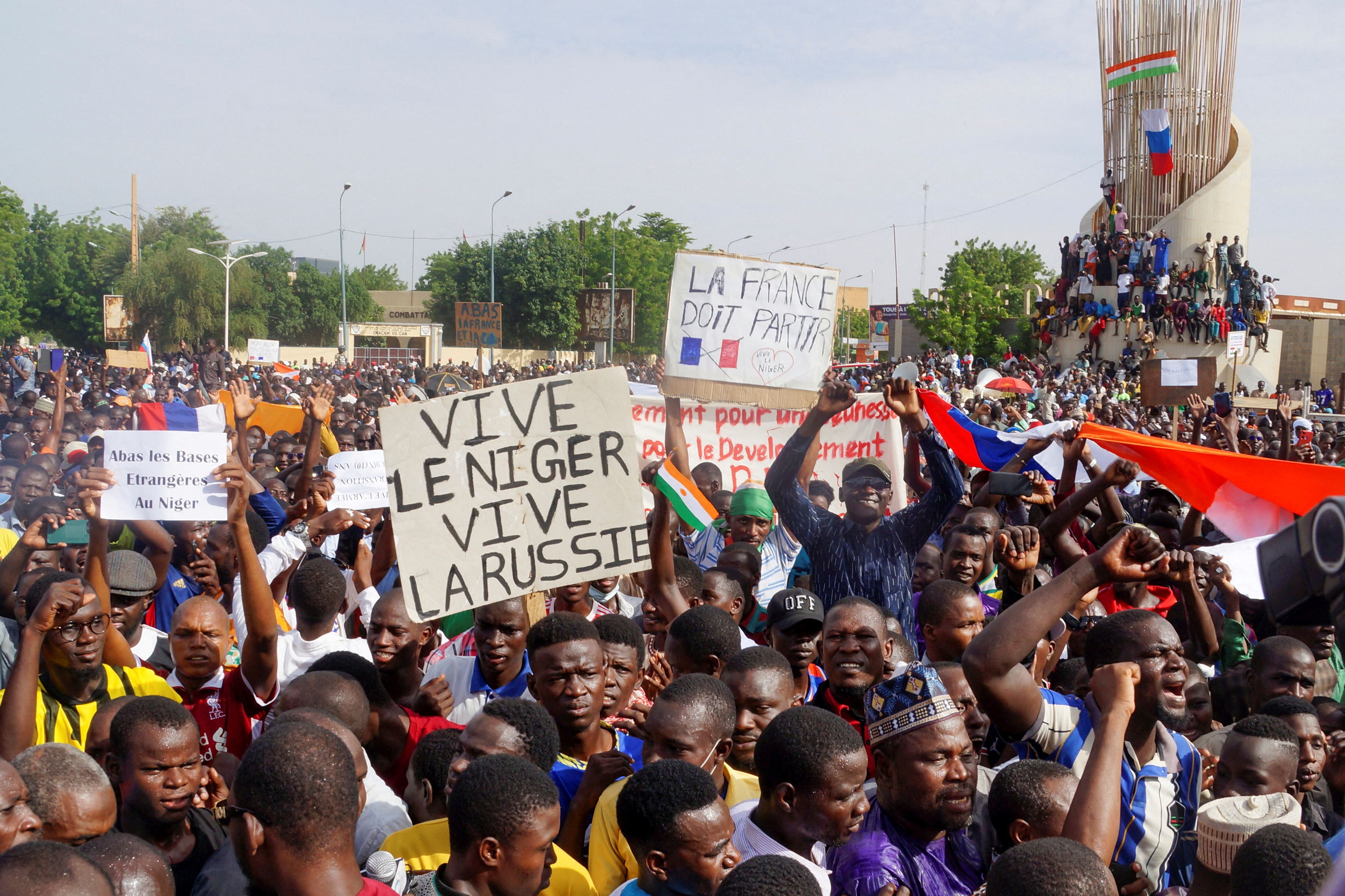Carteles en favor de Rusia y banderas de ese país fueron mostrados en las manifestaciones a favor del golpe de estado en Níger. (REUTERS/Balima Boureima)