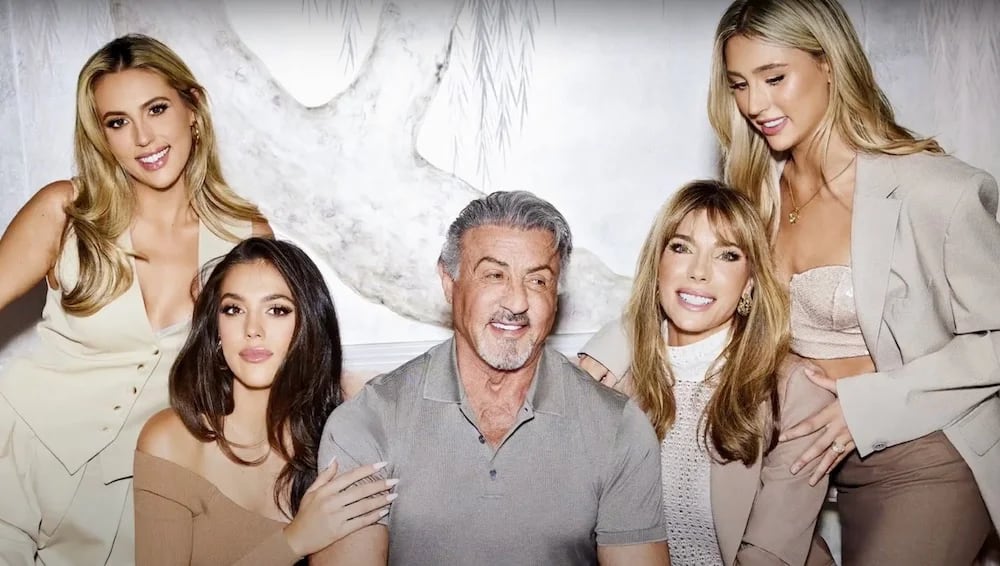 Sylvester Stallone junto con su mujer y sus tres hijas, al momento de la presentación del reality The Family Stallone