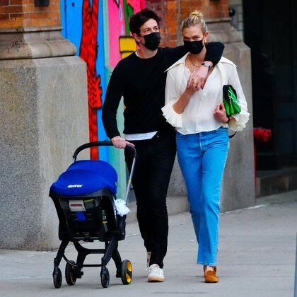 Salida en familia. Karlie Kloss y Joshua Kushner caminaron por las calles del barrio Soho de Nueva York con su bebé, a quien llevaron en el cochecito. Se los vio muy románticos, abrazados y tomados de la mano
