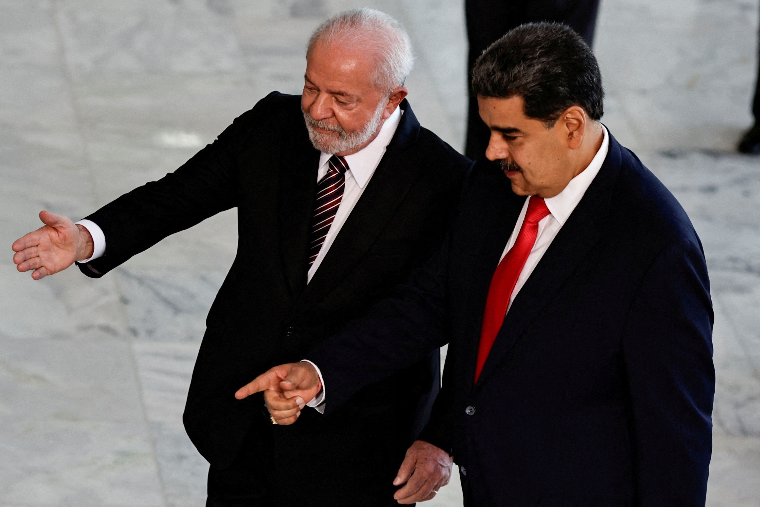 Nicolás Maduro y el presidente de Brasil, Luiz Inácio Lula da Silva, hacen un gesto antes de una cumbre con presidentes de América del Sur para discutir el relanzamiento del bloque de cooperación regional UNASUR, en Brasilia, Brasil, el 29 de mayo de 2023. REUTERS/Ueslei Marcelino