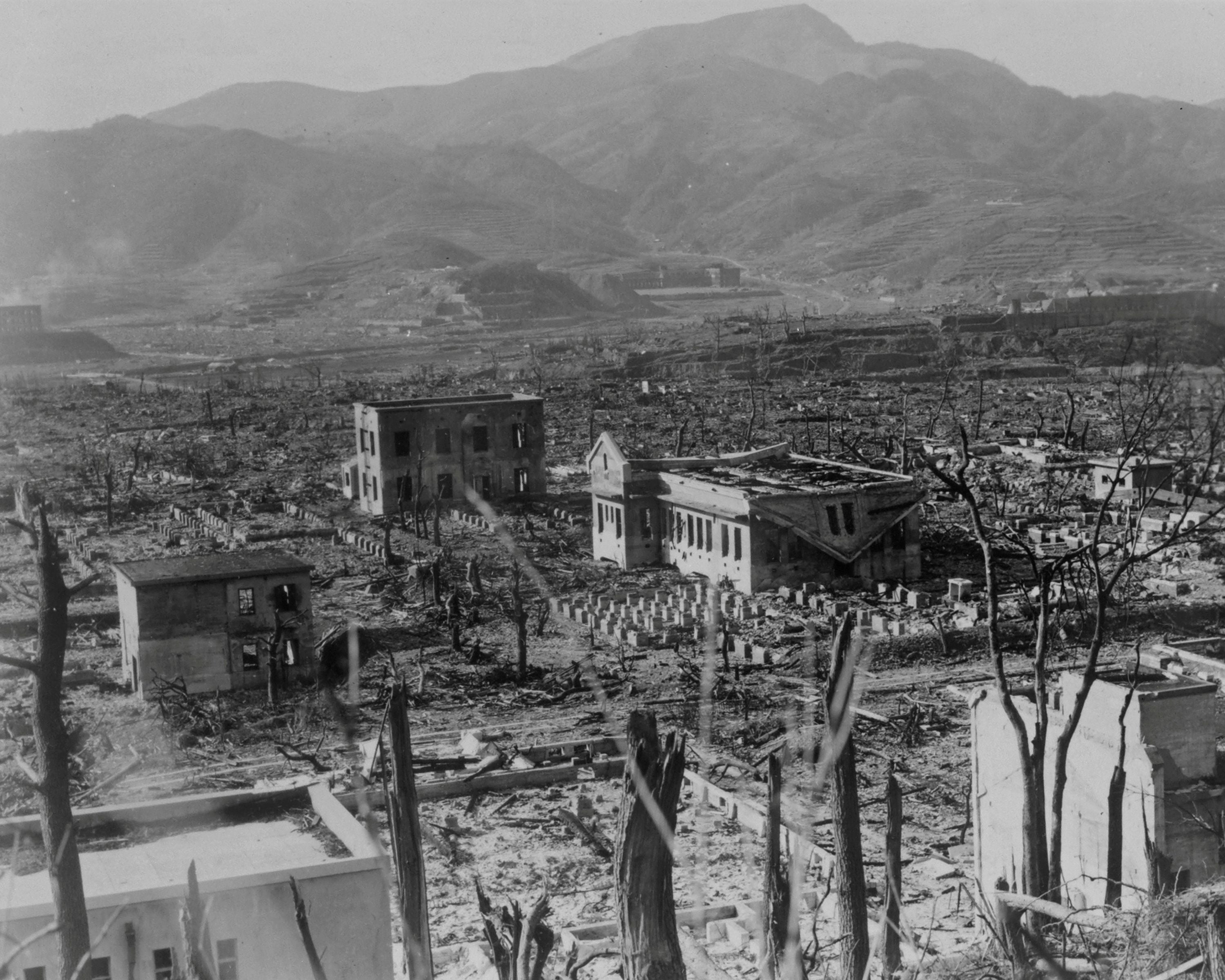 La devastación que dejó la bomba atómica sobre Nagasaki. Esa explosión y otra similar en Hiroshima, además de la declaración de guerra de la Unión Soviética, disuadieron a Japón para rendirse, aunque muchos querían continuar peleando hasta la extinción de la nación (REUTERS)