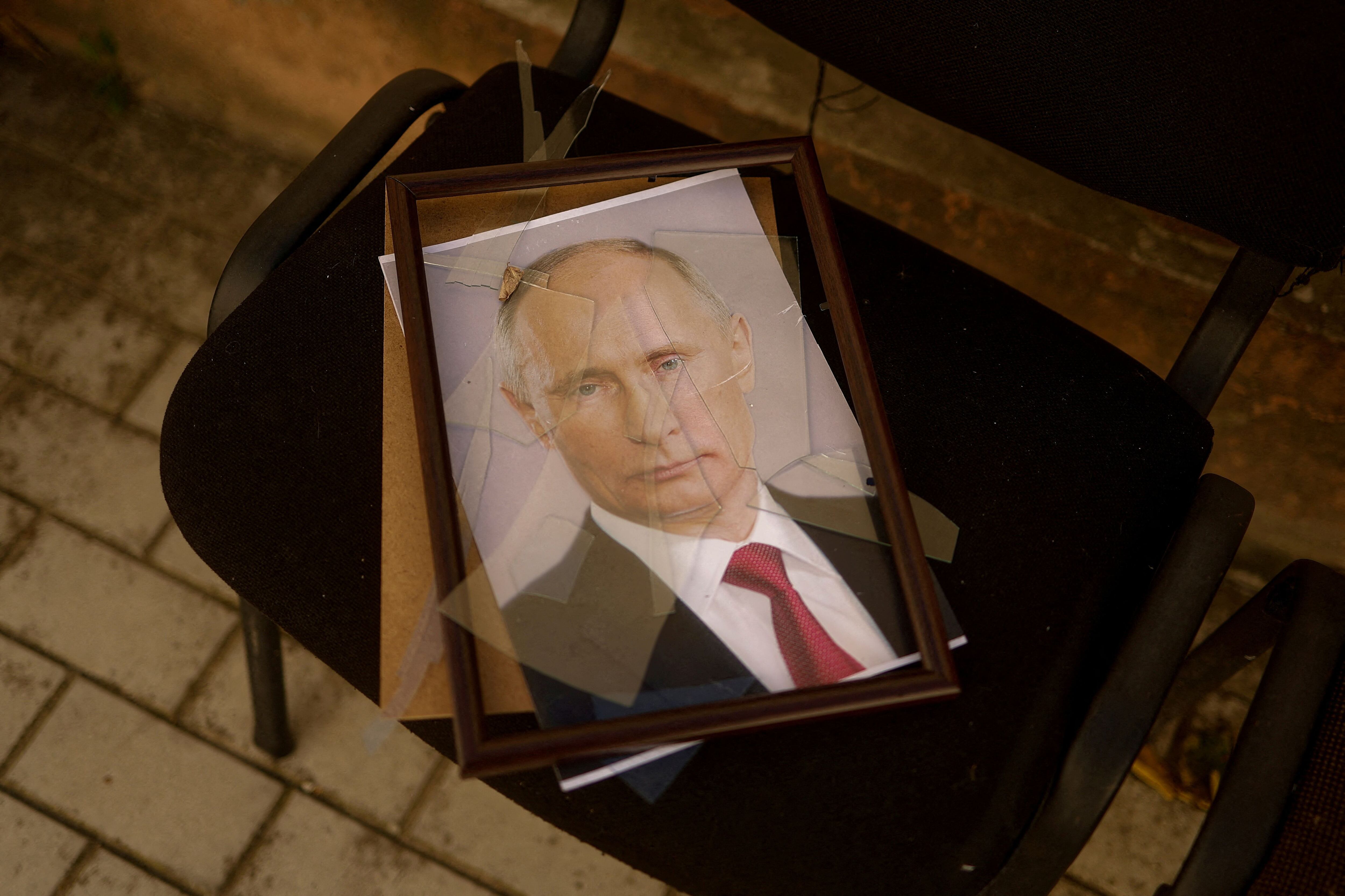 Un portarretrato roto con la imagen de Putin quedó abandonado en uno de los centros de detención primaria instalados por los rusos en Kherson, ucrania (REUTERS/Valentyn Ogirenko/Archivo)
