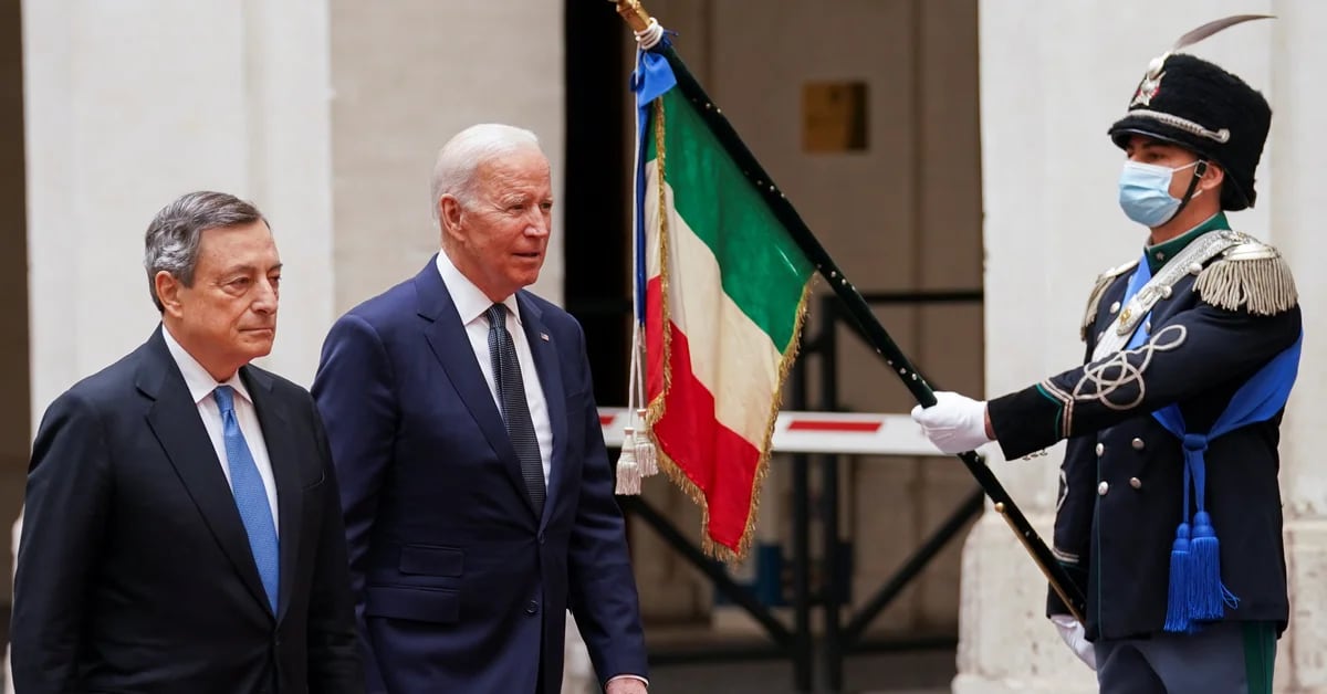 Biden dialoga con il Presidente del Consiglio italiano nell’ambito dei colloqui Ue sulla crisi con la Russia